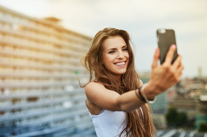 Chính việc chụp ảnh selfie sai cách đã khiến mũi bạn to hơn bình thường đến 30% - Ảnh 1.