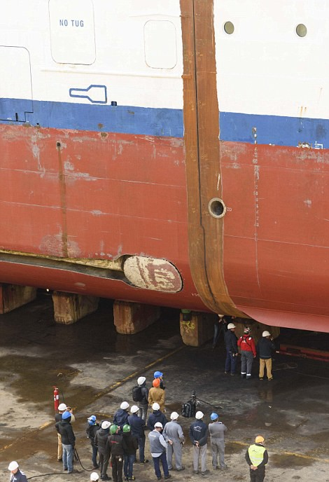 Du thuyền 32.000 tấn của Italia bị cắt đôi như chiếc bánh ngọt để nối dài thân - Ảnh 16.