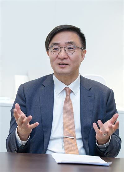  Chủ tịch Kim Young-sak 