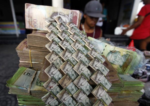 Lạm phát leo thang, người dân Venezuela dùng tiền để gấp đồ thủ công đem bán - Ảnh 2.