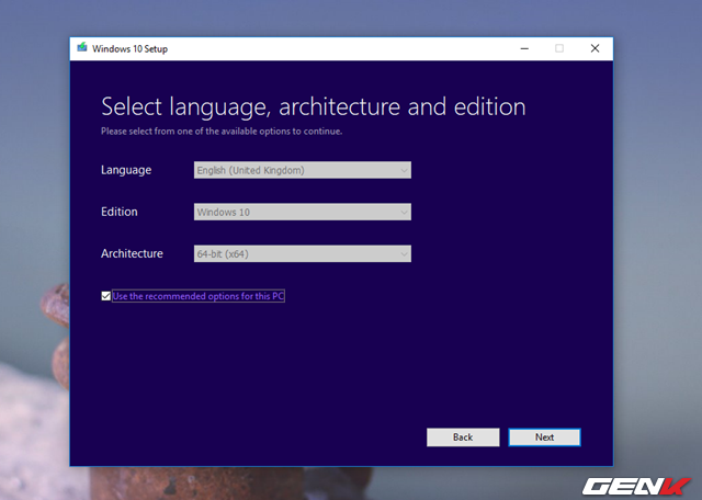  Bước 4: Công cụ sẽ tiến hành kiểm tra và hiển thị các lựa chọn thiết lập phiên bản phù hợp với phiên bản Windows 10 máy tính bạn đang dùng. Nếu muốn tự thiết lập, hãy hủy bỏ check ở tùy chọn “Use the recommended options for this PC”. 