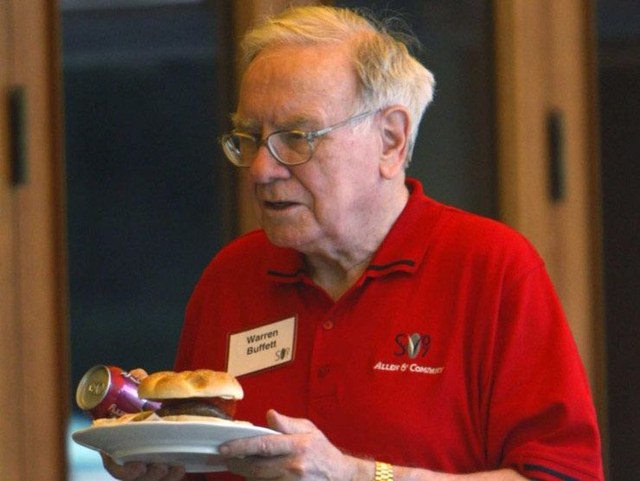  Bạn sẽ ngạc nhiên khi biết được tỷ phú Warren Buffett đã chọn những gì cho bữa ăn trưa được đấu giá hàng triệu đô của mình  - Ảnh 1.
