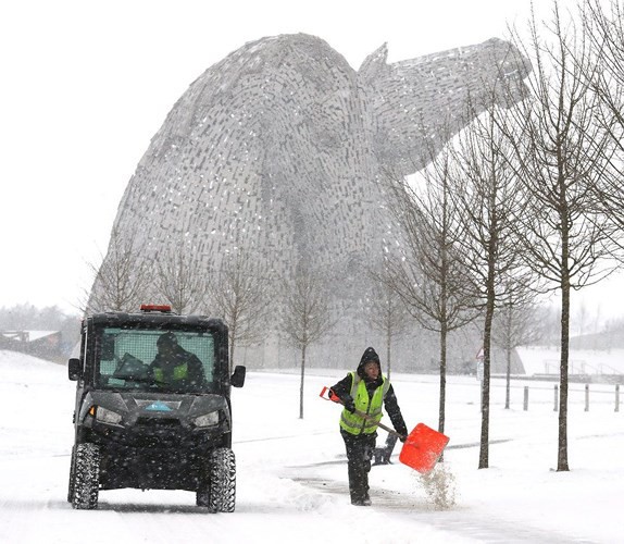 Hình ảnh bão tuyết Emma quần thảo dữ dội khiến nước Anh tê liệt - Ảnh 4.