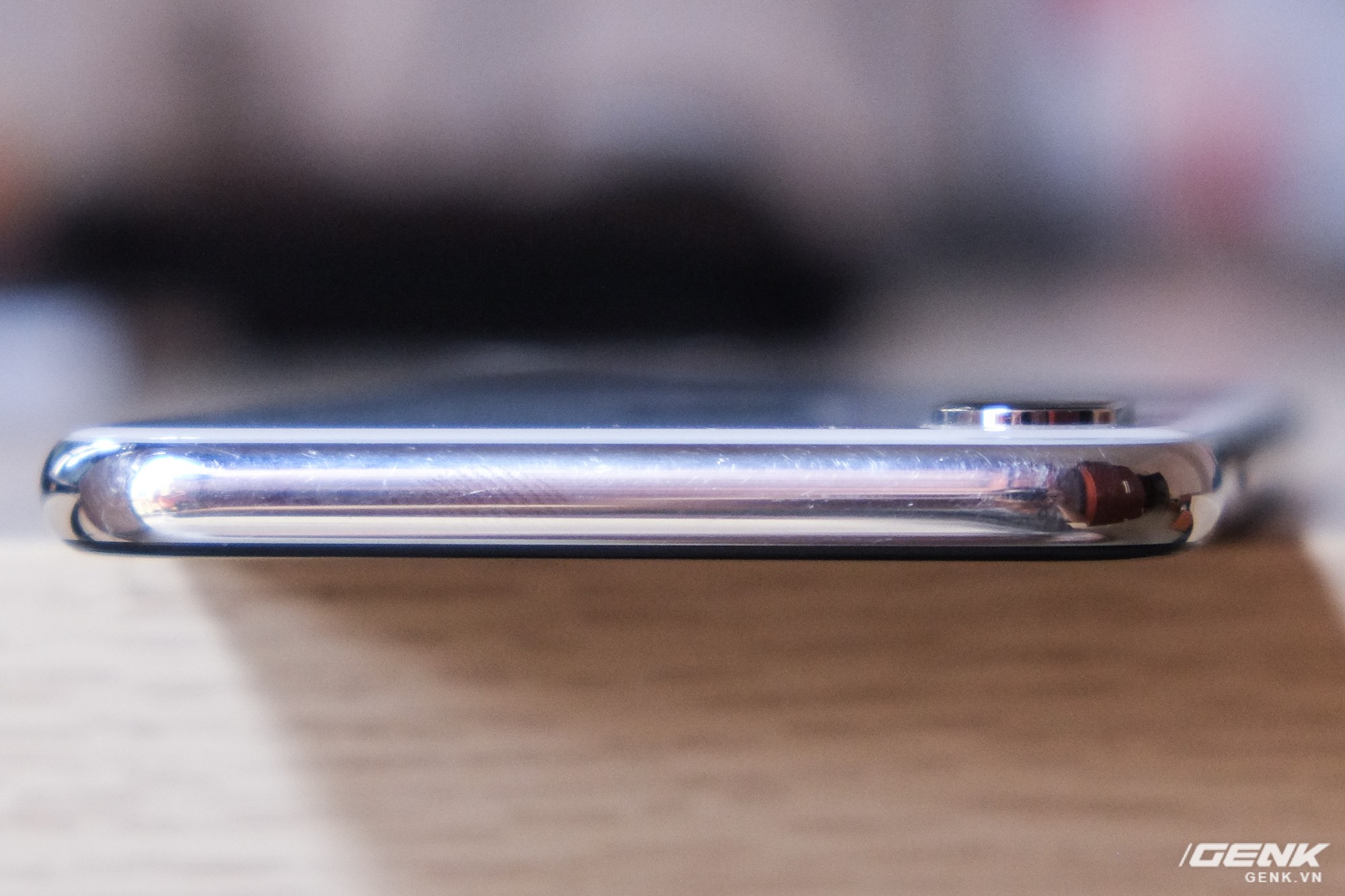  Phần viền th&eacute;p của iPhone X để lộ đầy những vết xước dăm 