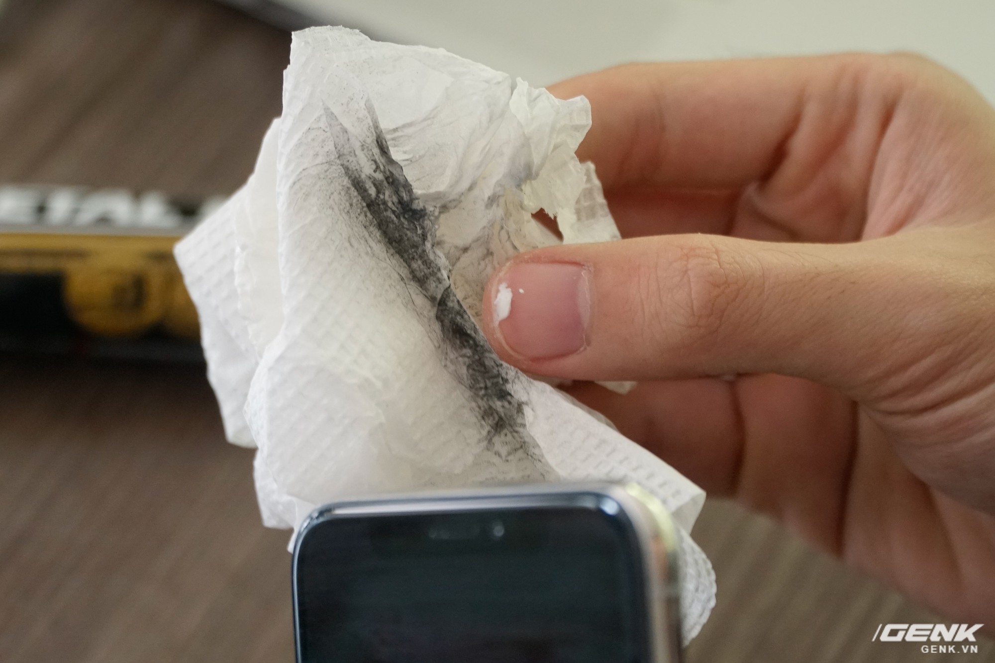  Một lớp mạt m&agrave;u đen b&aacute;m l&ecirc;n khăn giấy, đ&acirc;y l&agrave; điều ho&agrave;n to&agrave;n b&igrave;nh thường 