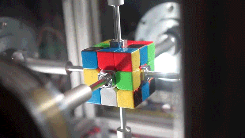 Chú robot này chỉ cần vỏn vẹn 0,38 giây để giải mã khối rubik 3x3 - Ảnh 1.
