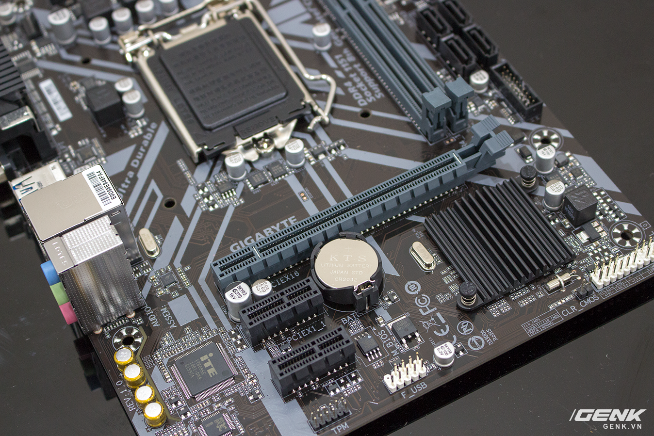 Mở hộp bộ đ&ocirc;i bo mạch chủ Gigabyte H310M DS2 v&agrave; B360M Aorus Gaming 3: Đ&atilde; đến l&uacute;c n&acirc;ng cấp m&aacute;y t&iacute;nh rồi c&aacute;c game thủ ơi! - Ảnh 6.