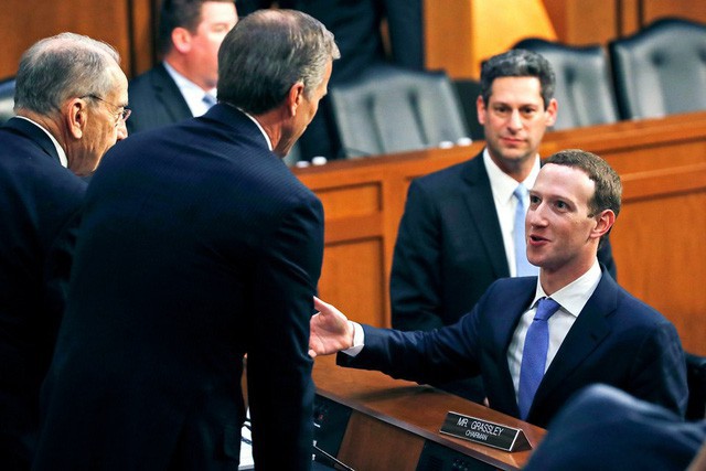 CEO Facebook vượt ải qua 10 tiếng điều trần trước quốc hội Mỹ - Ảnh 1.