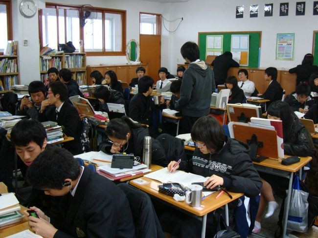 Tại sao tôi muốn tự tử? Tâm sự của học sinh Hàn Quốc hé lộ mặt tối đáng sợ đằng sau nền giáo dục hàng đầu thế giới - Ảnh 2.
