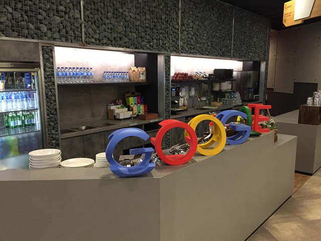  Ở mỗi tầng của Google có 2 nhà ăn ở 2 đầu, phục vụ tất cả các món. Google muốn nhân viên không phải nghĩ trưa nay ăn món gì mà tất cả đã có sẵn ở canteen. Đồ ăn cũng sắp xếp theo kiểu, món gì tốt cho sức khỏe thì sẽ được đặt ở vị trí tiện lợi nhất, một nhân viên Google cho biết. 