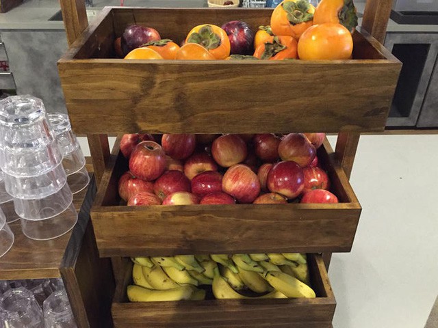  Một tủ đựng trái cây trong nhà bếp của Google. Khu nhà ăn của Google phục vụ món ăn của các quốc gia để mọi người tùy chọn. 