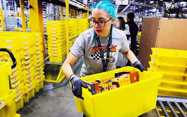 Nhân viên trong kho Amazon của tỷ phú giàu nhất thế giới Jeff Bezos làm việc bận tới mức phải đi vệ sinh ra chai vì lo bị phạt - Ảnh 1.