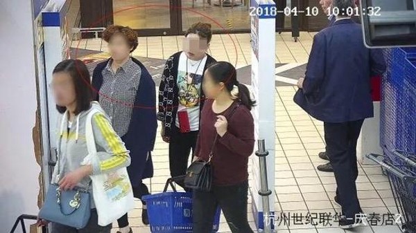 Nhặt được smartphone không cài mật khẩu lại có sẵn Alipay, người phụ nữ đi mua sắm điên cuồng rồi bị bắt - Ảnh 2.