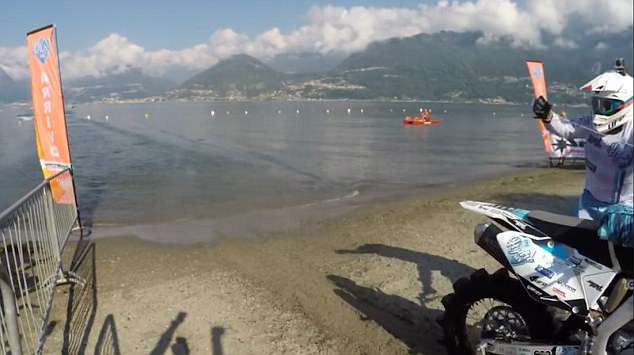 Biker liều lĩnh lập kỷ lục thế giới nhờ chinh phục hồ nước ngọt lớn thứ 3 tại Ý bằng motor hai bánh - Ảnh 6.