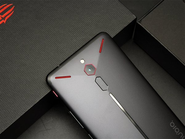 Cận cảnh smartphone chuyên game Nubia Red Magic, thua Xiaomi Black Shark về hiệu năng nhưng thiết kế đẹp và giá rẻ hơn - Ảnh 8.