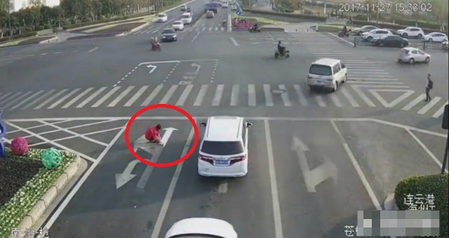 Trung Quốc: Chồng bí mật cắt rào chắn đường ray để vợ đi làm cho tiện - Ảnh 5.