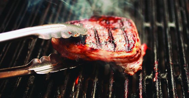  nướng thịt làm giải phóng các hóa chất nguy hiểm gây tắc động mạch và làm tăng nguy cơ mắc cao huyết áp 