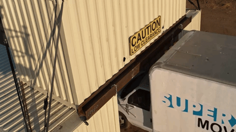 Xem thùng hàng xe tải bị bào nát như vỏ mía khi lao vào gầm container - Ảnh 1.