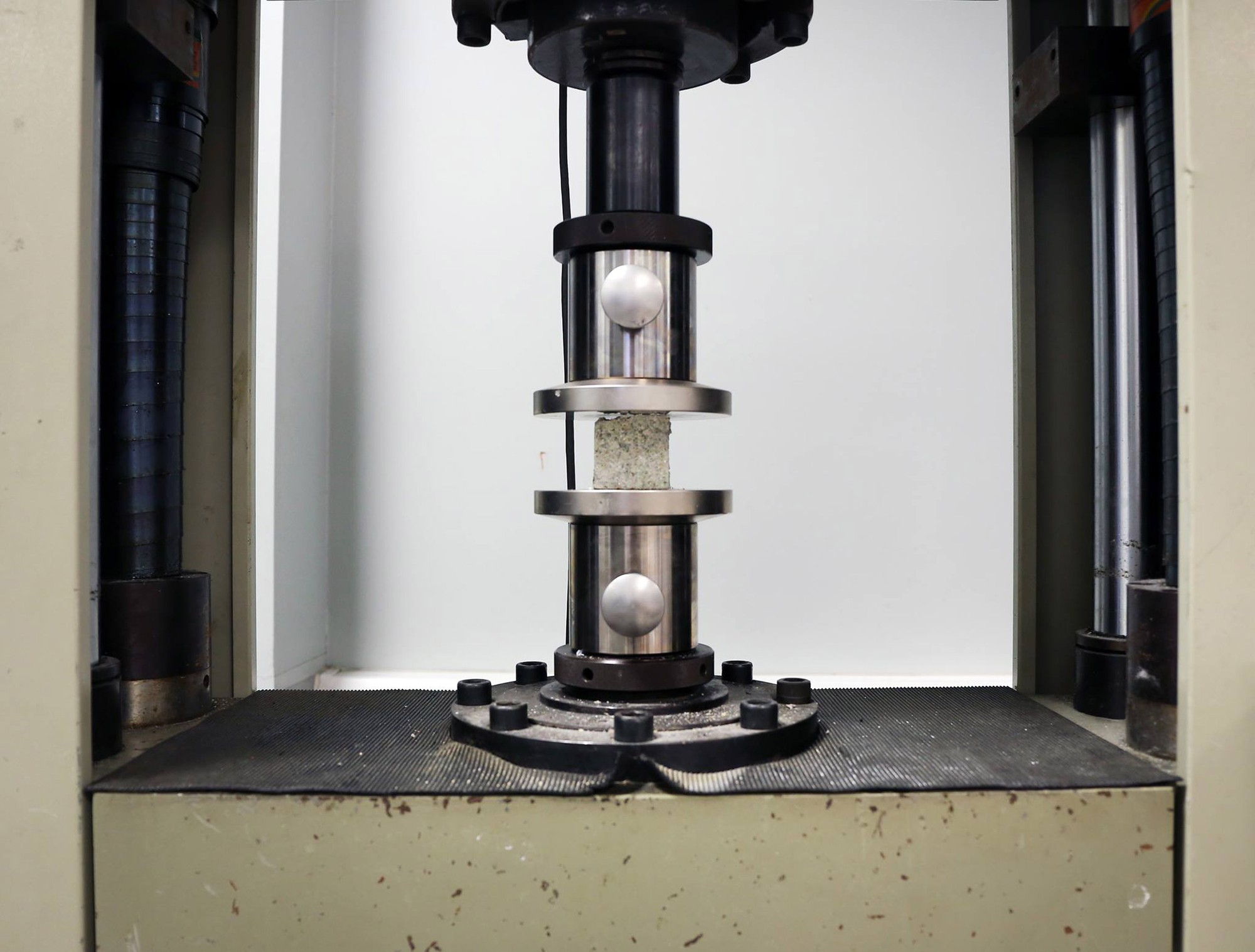 Vật liệu mới được l&agrave;m từ c&aacute;t sa mạc, cứng như b&ecirc; t&ocirc;ng nhưng ph&aacute;t thải carbon thấp hơn rất nhiều - Ảnh 2.