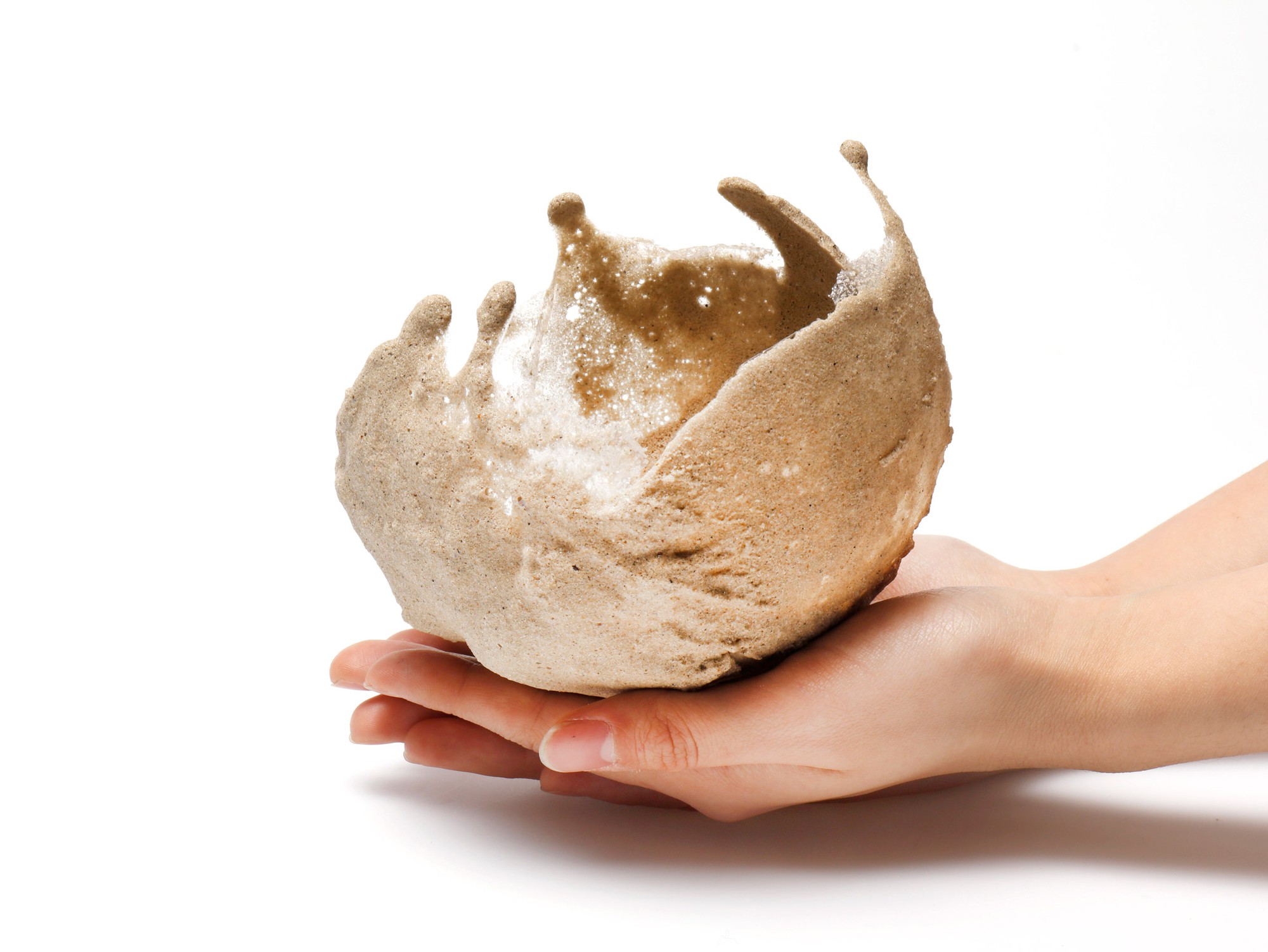 Vật liệu mới được l&agrave;m từ c&aacute;t sa mạc, cứng như b&ecirc; t&ocirc;ng nhưng ph&aacute;t thải carbon thấp hơn rất nhiều - Ảnh 7.