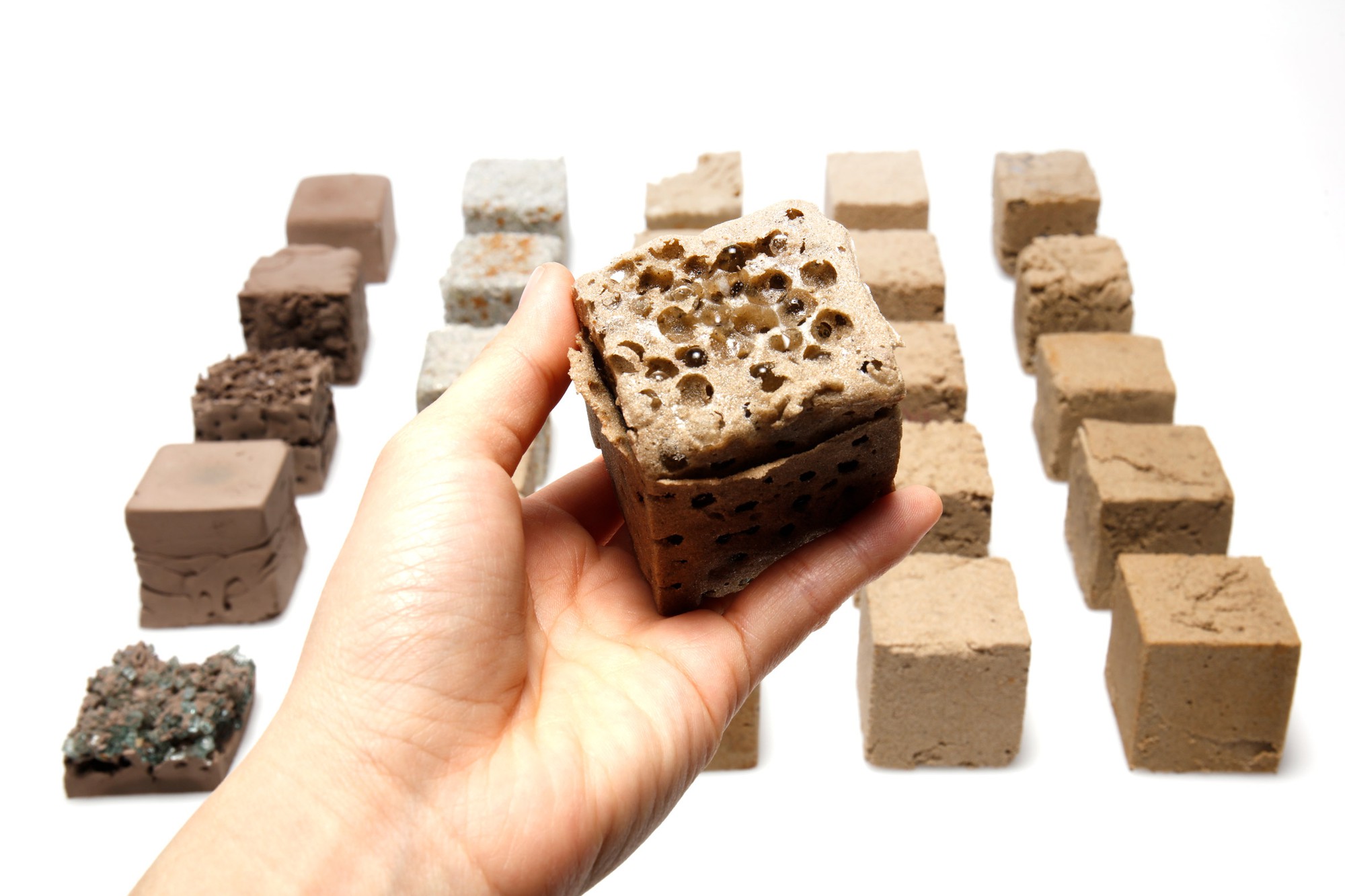 Vật liệu mới được l&agrave;m từ c&aacute;t sa mạc, cứng như b&ecirc; t&ocirc;ng nhưng ph&aacute;t thải carbon thấp hơn rất nhiều - Ảnh 5.