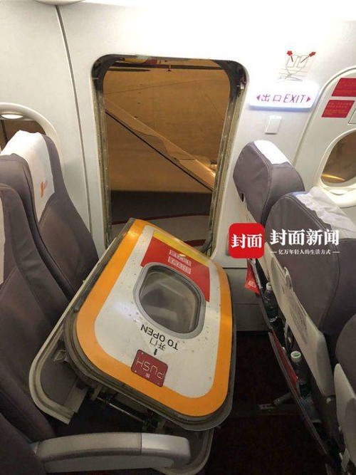 Hành khách Trung Quốc bật cửa thoát hiểm trên máy bay để hít thở không khí trong lành trước khi cất cánh - Ảnh 2.