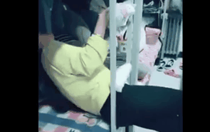 Bắt chước trào lưu luồn thang trên Tik Tok, nữ sinh Trung Quốc luồn đầu giường rồi bị mắc kẹt - Ảnh 2.