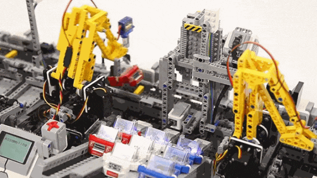 Tesla có lẽ nên học cách lắp ráp ôtô siêu tốc và chuyên nghiệp của dây chuyền tự động bằng Lego này - Ảnh 1.