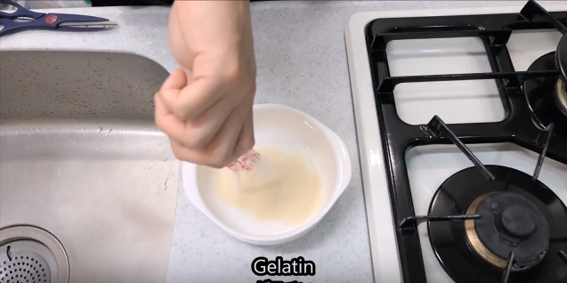 Youtuber Nhật vừa biến thạch rau câu thành dao làm bếp, có thể thái dưa chuột thành lát mỏng như giấy pơ-luya - Ảnh 6.
