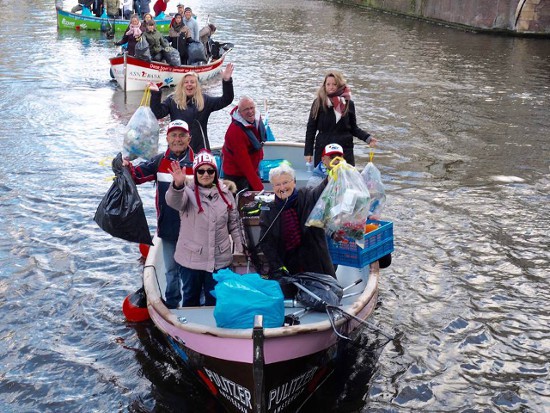 Cách giảm ô nhiễm môi trường nước độc đáo ở Amsterdam: Cho đi tour thuyền có HDV miễn phí nhưng du khách phải... dọn rác - Ảnh 1.