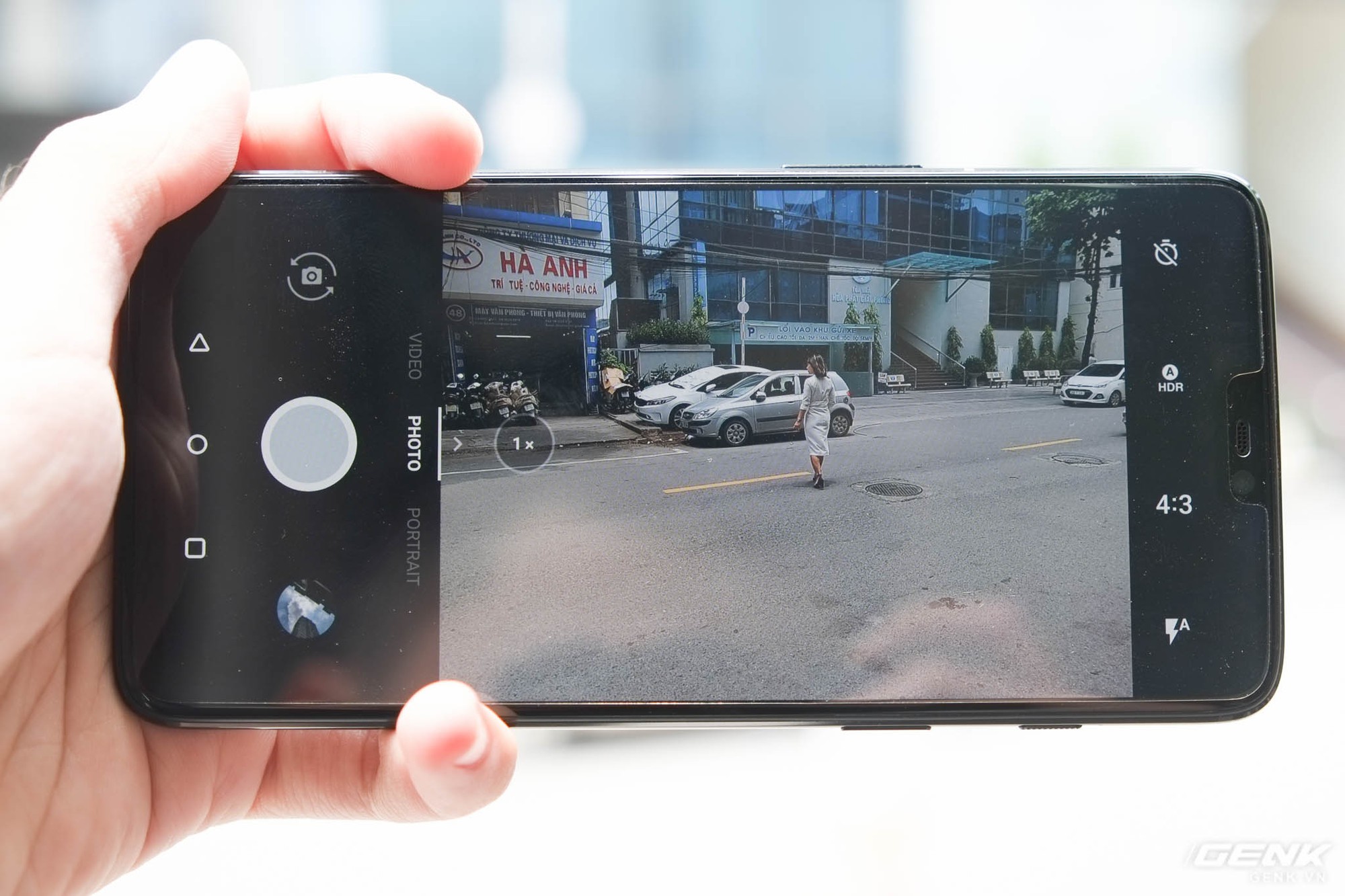 Hệ thống camera kép của OnePlus 6 được nâng cấp với hai camera độ phân giải 16 MP f/1.7 và 20 MP f/1.7. Trong đó, camera chính nay đã được tích hợp OIS (chống rung quang học) - một điểm thiếu vắng trên OnePlus 5 và 5T. Nó còn có khả năng quay slow-motion 480fps ở độ phân giải 720p