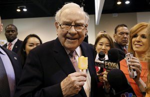 
Warren Buffett ăn kem một cách vô cùng giản dị trước cuộc họp thường niên tại Omaha vào tháng 5 năm 2017
