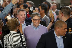 
Bill Gates với thời gian đơn giản, đeo chiếc đồng hồ chị có giá 10 USD tham dự sự kiện
