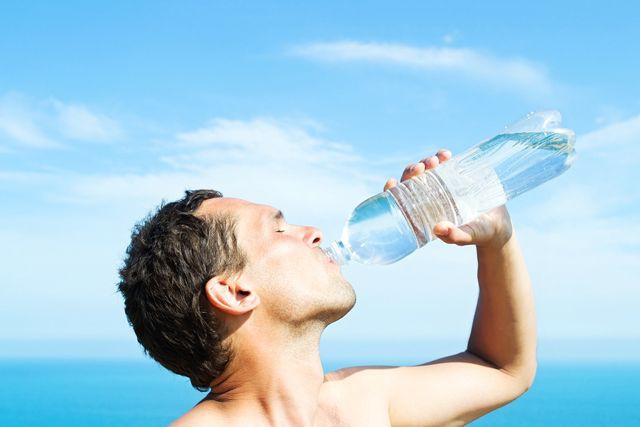  Hãy lắng nghe cơn khát của bạn, thay vì bắt mình uống nước cho đủ chỉ tiêu. 