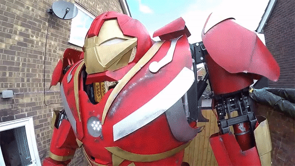 Quá hâm mộ Tony Stark, hai nhà phát minh tạo ra Hulkbuster thủy lực từ phụ tùng mua trên eBay - Ảnh 2.