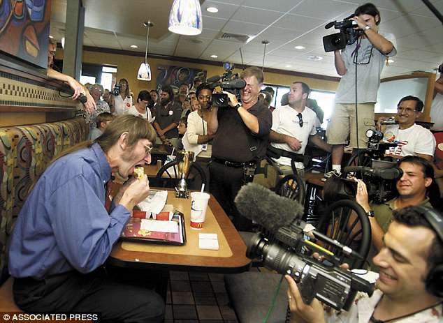 Mỗi ngày ăn ít nhất 1 chiếc Big Mac, gần 50 năm nữa bạn sẽ đạt kỷ lục Guinness giống người đàn ông này - Ảnh 1.