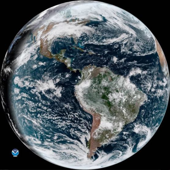  Còn đây là bức ảnh Trái Đất do đàn anh GOES-16 chụp được, dường như sự cố về hệ thống tản nhiệt trên GOES-17 không gây ảnh hưởng nhiều đến chất lượng ảnh chụp của vệ tinh này. 