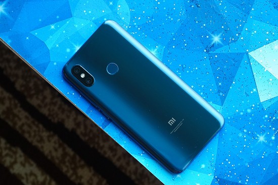 Ảnh cận cảnh Xiaomi Mi 8 màu xanh, ông vua mới trong phân khúc tầm trung - cận cao cấp - Ảnh 9.