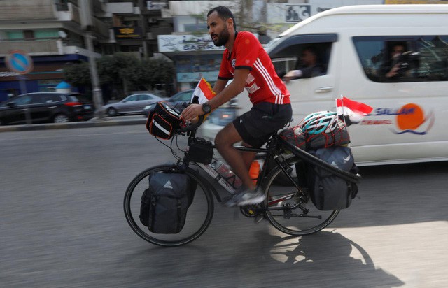 Anh chàng đạp xe hơn 5000km trong 65 ngày từ Ai Cập sang Nga xem World Cup 2018 - Ảnh 1.