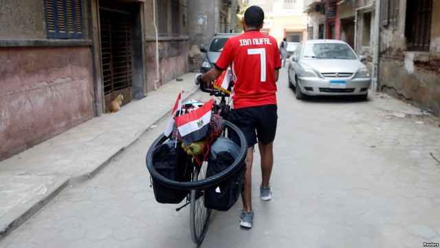 Anh chàng đạp xe hơn 5000km trong 65 ngày từ Ai Cập sang Nga xem World Cup 2018 - Ảnh 2.