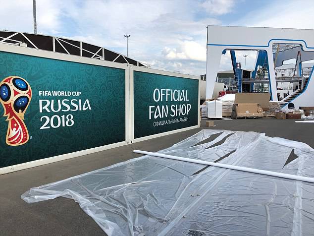Cách giờ khai mạc chỉ một ngày, sân vận động World Cup của Nga vẫn chưa xây xong - Ảnh 1.