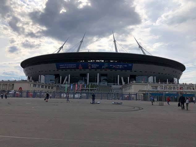 Cách giờ khai mạc chỉ một ngày, sân vận động World Cup của Nga vẫn chưa xây xong - Ảnh 3.