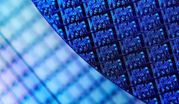 CEO Intel vô tình thừa nhận mối đe dọa từ AMD với mảng chip cho trung tâm dữ liệu - Ảnh 2.