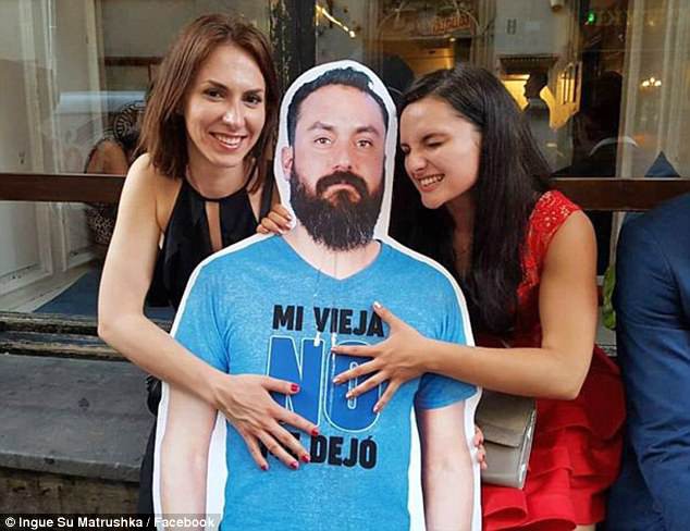 Bị vợ cấm cửa, anh chồng Mexico vẫn được bạn bè cho lượn lờ khắp nước Nga xem World Cup - Ảnh 4.
