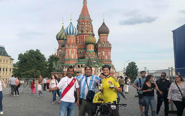  Anh Daniel Quiroga (áo vàng) đã đạp xe qua 7 quốc gia Châu Âu để tới Nga, cổ vũ cho Colombia 