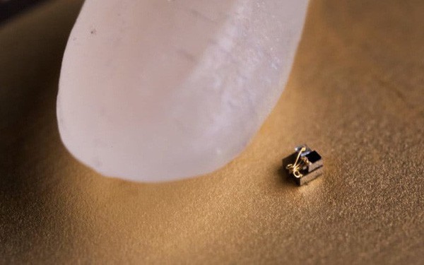 Mỹ chế tạo máy tính siêu nhỏ, kích thước chỉ bằng một góc hạt gạo nhưng vẫn nghe nhạc, xem phim, chơi game thoải mái - Ảnh 1.