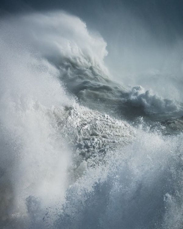 Xem cách nhiếp ảnh gia này sáng tạo ra những bức ảnh trừu tượng đầy sống động từ sóng biển - Ảnh 11.