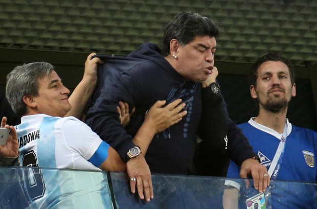Maradona ngất xỉu, nhập viện khẩn sau trận thắng nghẹt thở của Argentina - Ảnh 3.