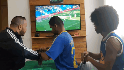 Cách anh chàng Brazil giúp người bạn vừa khiếm thính vừa khiếm thị xem World Cup khiến người ghét bóng đá cũng phải xúc động - Ảnh 9.