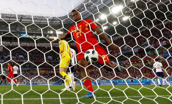 [World Cup 2018] Tiền đạo Bỉ tối tăm mặt mũi vì ăn mừng bàn thắng theo cách rất lạ - Ảnh 2.